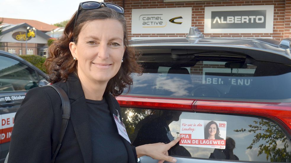 Den VW Touran ihrer Familie hat die Friesoytherin für den Landtagswahlkampf rundherum mit Wahlwerbung bekleben lassen. Der Aufkleber, auf den sie hier verweist, mit dem fahren etwa150 Autos im Wahlkreis 66 herum.