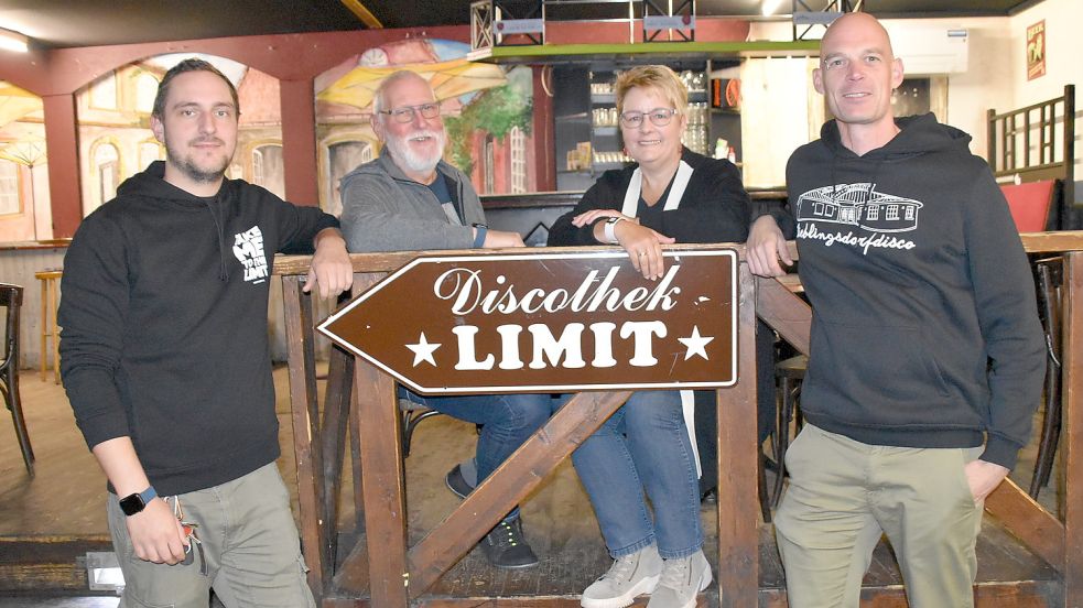 Die Limit-Betreiber Tim (von links), Karin und Heinz-Hermann Kerkhoff sowie DJ Marco Hanneken freuen sich auf die zweitägige Feier anlässlich des 30. Geburtstages der Diskothek Limit. Sie hoffen auf viele Gäste. Foto: Ammermann