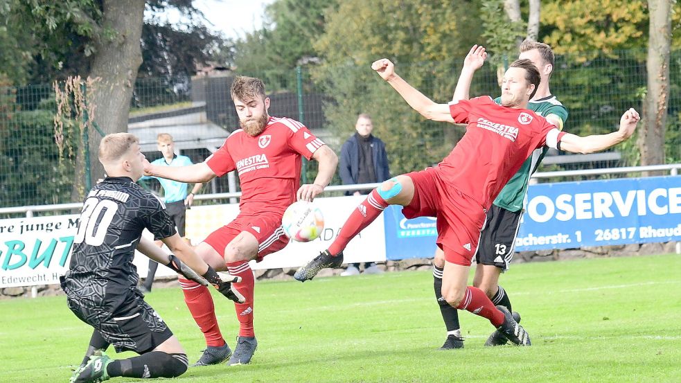 In den vergangenen Partien fehlte TuRa 07 Westrhauderfehn (rechts Max Möhlmann, links daneben Arlind Jonjic) auch etwas Spielglück. Gegen Pewsum etwa vergab TuRa einen Elfmeter zum 2:2, im Gegenzug fiel das 1:3 per Konter. Foto: Damm