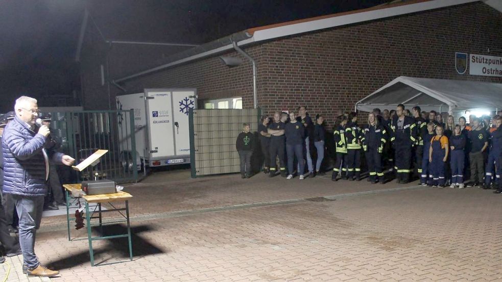 Zum Abschluss des Schnelligkeitswettbewerbs der Feuerwehren in Ostrhauderfehn richtete SPD-Landtagskandidat Sascha Laaken einige Worte an die Einsatzkräfte. Foto: Feuerwehr