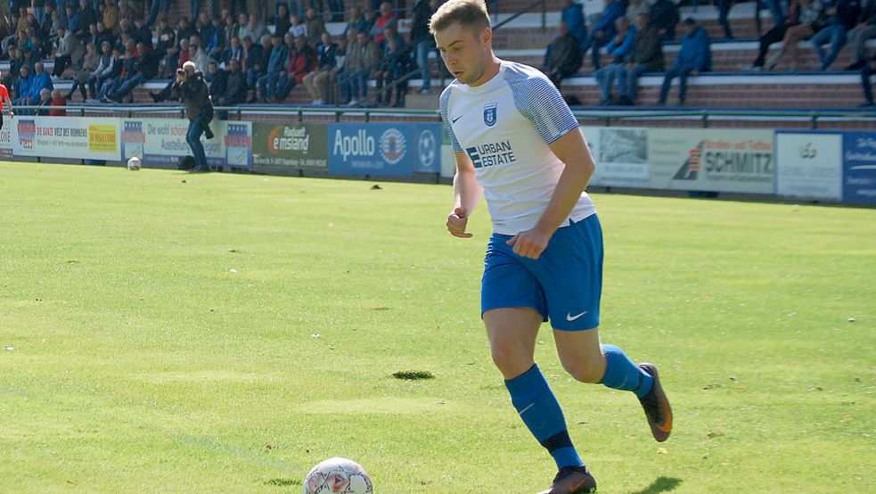 BW Papenburg (am Ball Eike Begemann) hofft auf den ersten Heimsieg. Foto: Reemts