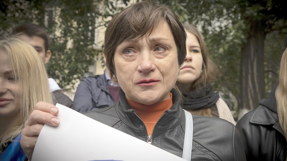 Tränen der Trauer: Für viele Ukrainerinnen und Ukrainer mit der Annexion ihrer Heimat an Russland eine Welt unter. Foto: picture alliance/dpa/AP