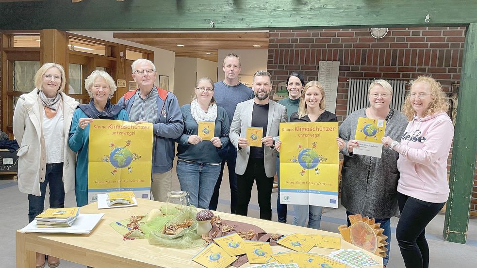 Die Verantwortlichen der teilnehmenden Schulen und Kindergärten, die bei der Aktion „Kindermeilen“ während der Umweltwoche dabei sind, mit den Initiatoren der CDU bei der Übergabe der Materialien (von links): Martina Riebenstahl (Grundschule Elisabethfehn West), Heike Pieper (Jona-Kindergarten), Hans Geesen, Sarah Ahrnsen, Claas Wallschlag, Liane Meyer (St. Anna Kindergarten), Neele Venekamp, Silvia Janssen (Kindergarten Harkebrügge) und Korinna Geesen (Kindergarten Heilige Familie). Foto: Passmann