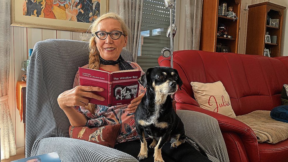 Ein Leben ohne Literatur könnte sich Jutta Julia Sánchez-Haas gar nicht vorstellen. Hund Rosi leistet ihr beim Lesen gern Gesellschaft. Foto: Risius-Hartwig