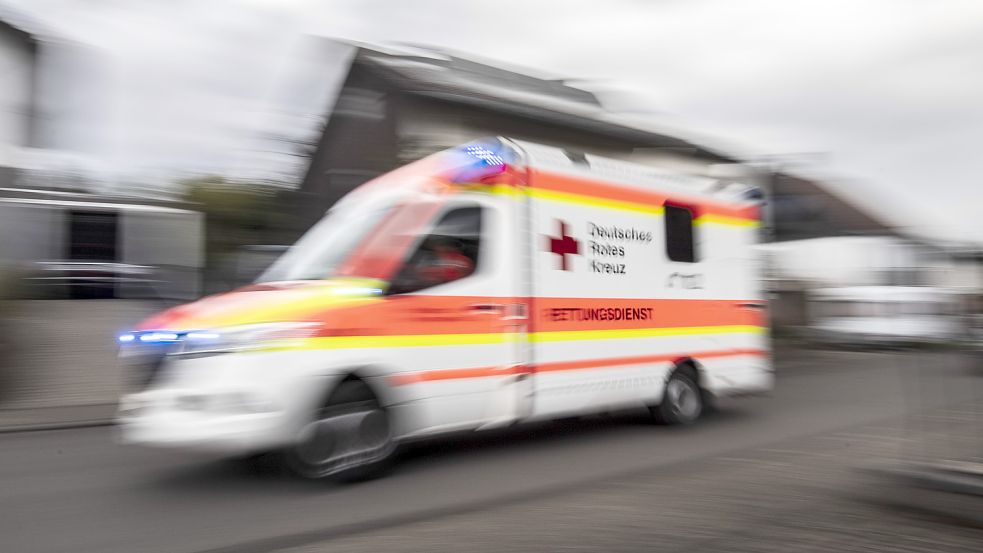 Wegen Personalmangels müssen immer wieder Rettungswagen in Ostfriesland abgemeldet werden. Foto: Roessler/dpa