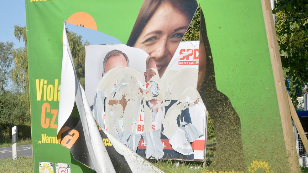 Die Grünen-Kandidatin Viola Czerwonka hat auf dem Plakat einen Teil ihres Gesichts verloren. Durch das Loch sieht man das zerstörte SPD-Plakat.