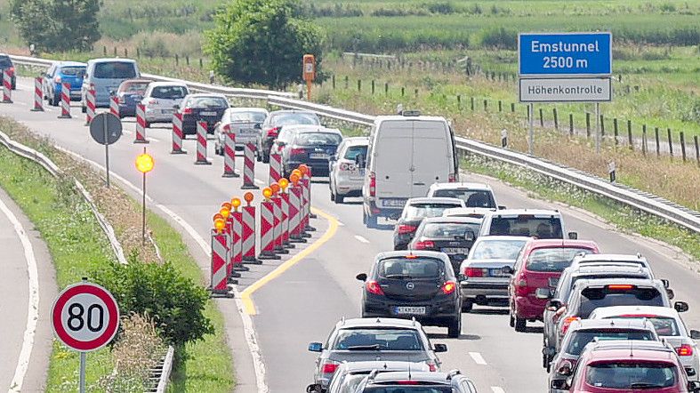 Wer am Samstag durch den Emstunnel wollte, musste sich hinten anstellen. Symbolfoto: Wolters