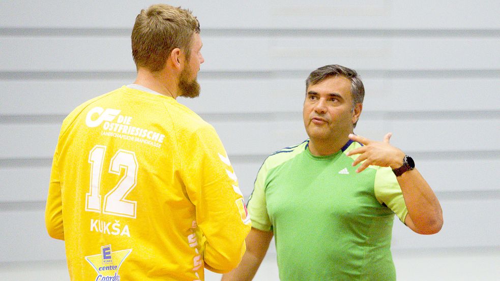 OHV-Coach Pedro Alvarez (rechts) konnte überaus zufrieden sein – vor allem auch mit Torhüter Edgars Kuksa, der wieder einmal tolle Paraden zeigte. Archivfoto: Doden