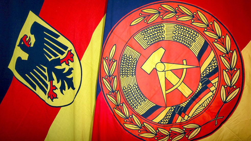 Die Flaggen von DDR und BRD waren beide in Schwarz, Rot und Gold gehalten, unterschieden sich aber dennoch deutlich. Foto: Imago Images / Deutzmann