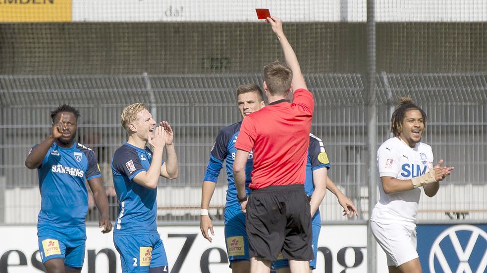 Mitspieler Nick Köster (links) kann es nicht fassen, Gegenspieler Jayden Bennetts freut sich: Schiedsrichter Tim-Alexander Strampe zeigt Emdens Kapitän Bastian Dassel in der zweiten Spielminute eine berechtigte Rote Karte. Foto: Doden/Emden