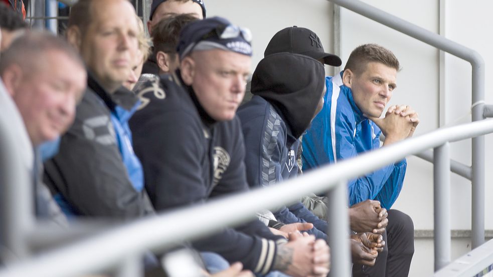 Bastian Dassel verfolgte die Partie nach dem Duschen von der Tribüne. Foto: Doden/Emden