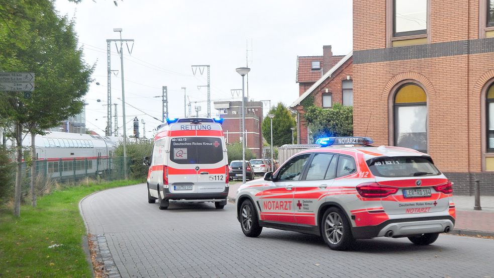 Der bei der Messerstecherei verletzte Mann wurde mit dem Rettungswagen ins Krankenhaus gebracht. Foto: Wolters