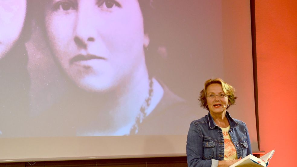 Hildegard E. Keller stellte ihre Romanbiografie im Fehntjer Forum vor. Foto: Scherzer