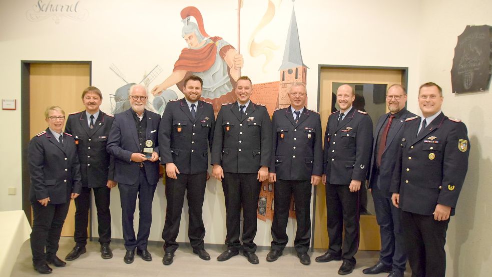 Ehrungen (von links): Andrea Janssen, Hans-Martin Schütte, Karl Peter Schramm, Thorsten Janßen, Thomas Deddens, Hans-Jürgen Deddens, Ortsbrandmeister Michael Wöste, Bürgermeister Thomas Otto und Kreisbrandmeister Arno Rauer. Foto: Giehl/Feuerwehr Saterland