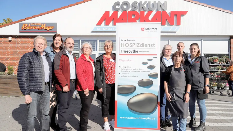 Das Team des Ambulanten Hospizdienstes der Malteser Friesoythe-Barßel-Saterland, aber auch die Mitarbeiter des Markant-Markts in Ramsloh hoffen auf einen regen Besuch am Informationsstand vor dem Geschäft am Welthospiztag. Bild:CPassmann