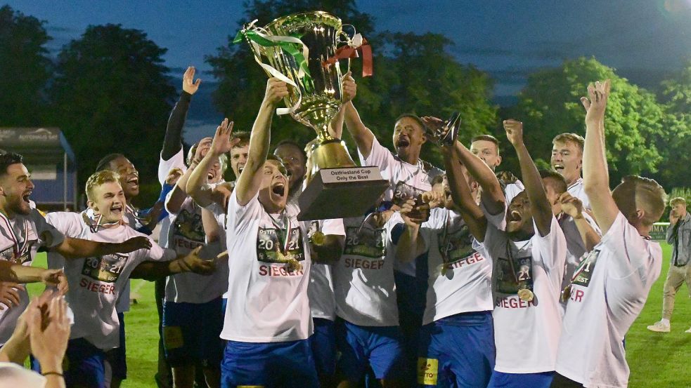 Bastian Dassel reckte 2021 den Siegerpokal des Ostfriesland-Cups in die Höhe. Aufgrund einer Rotsperre aus dem Ligaspiel am Samstag verpasst der Kapitän von Kickers Emden aber diesmal das Finale. Archivfoto: Damm