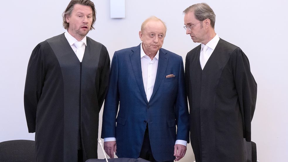 Alfons Schuhbeck (Mitte) steht aktuell vor Gericht. Foto: dpa/Sven Hoppe