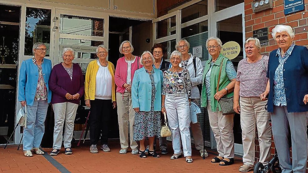 Ein Wiedersehen 70 Jahre nach ihrer Schulentlassung feierten (von links, Geburtsnamen in Klammern) Lisa Wolf (Ohmes), Ursula Heymann (Lange), Walburga Abeln (Feiling), Gerda Fening (Engelberts), Rilies Kempkes (Krallmann), Hildegard Engeln (Söntgeroth), Wilma Marquardt (Seitz), Toni Steil (Czerwinski), Anneliese Mödden (Bohse), Brigitta Meyer (Kollin) und Christa Winterboer (van der Pütten). Sammlung: Kempkes/Bohse