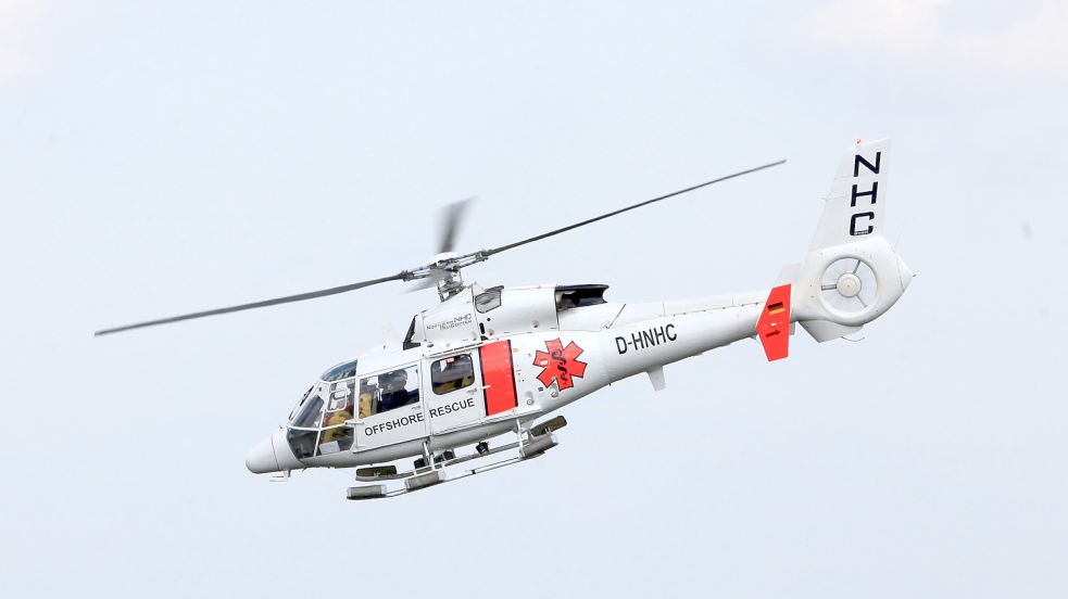 Ein Helikopter des Emder Unternehmens fliegt im Einsatz. Foto: Archiv