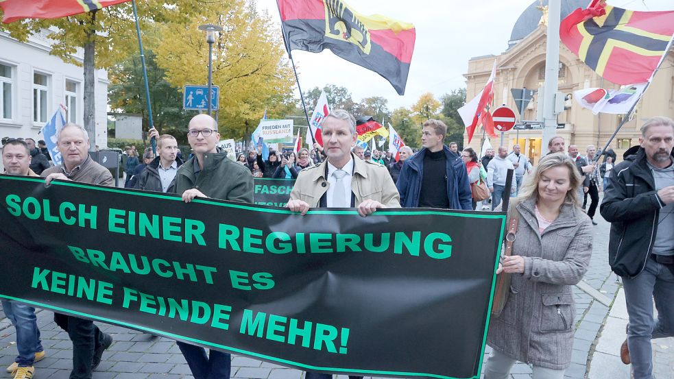 Protest gegen die Bundesregierung: Der für seine extreme Rhetorik bekannte thüringische AfD-Chef, Björn Höcke, ist am Tag der Deutschen Einheit ganz vorne mit dabei. Foto: dpa
