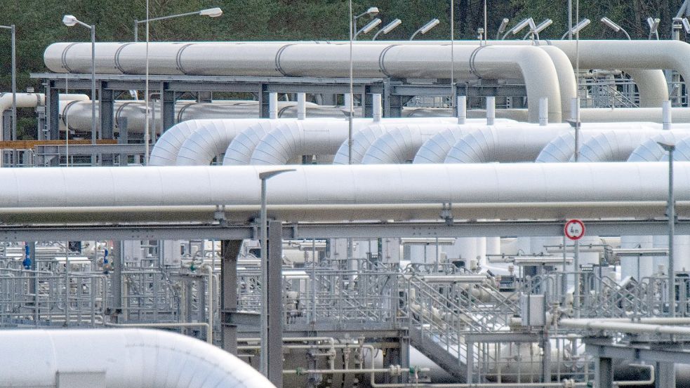 Rohrsysteme und Absperrvorrichtungen in der Gasempfangsstation der Ostseepipeline Nord Stream 2 und der Übernahmestation der Ferngasleitung Eugal. Foto: Stefan Sauer/dpa