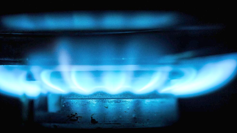 Eine Gasflamme erhitzt am frühen Morgen das Teewasser in einem Kochtopf. Foto: Frank Rumpenhorst/dpa