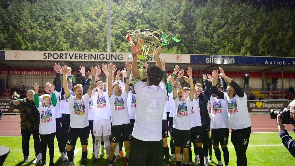 Zum dritten Mal in der Ostfriesland-Cup-Geschichte durfte Firrel den Siegerpokal in Empfang nehmen. Foto: Wagenaar