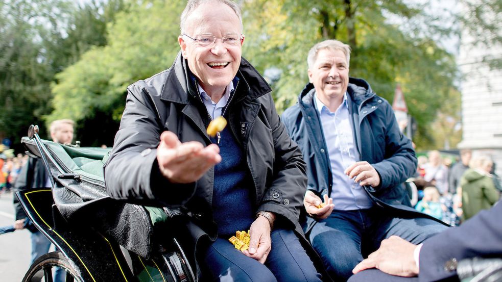 Kann sich über ein gutes Einkommen freuen: Der SPD-Politiker und Ministerpräsident von Niedersachsen, Stephan Weil (im Vordergrund), hier mit Jürgen Krogmann (SPD), Oberbürgermeister der Stadt Oldenburg, während des Festumzuges zum Oldenburger Kramermarkts Ende September. Foto: Hauke-Christian Dittrich/dpa