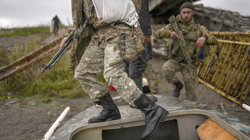 Ukrainische Soldaten im Einsatz. Ein US-Offizier rechnet sogar damit, dass die Ukraine die annektierte Krim zurückerobern könnte. Foto: picture alliance/dpa/AP/Francisco Seco