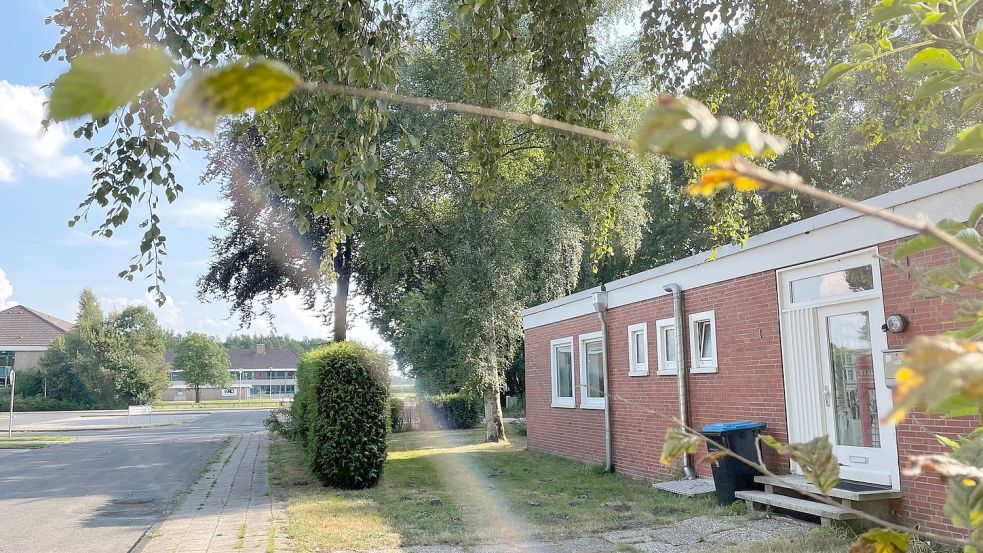 An der Werfstraße, neben dem Schulzentrum, stehen Flachdach-Bungalows. Die könnten abgerissen werden und Platz machen für ein Familienzentrum. Foto: Janßen