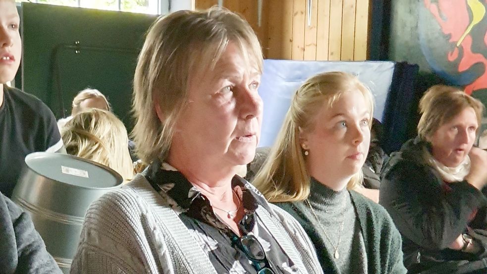 Martina Dannen (links) betreut seit 23 Jahren die Kinder und Jugendlichen im Jugendzentrum Tichelwarf. Von vielen wird sie liebevoll JuZ-Mutti genannt. Foto: Gettkowski