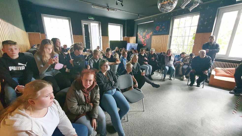 Jugendliche, Eltern und Großeltern nahmen am Mittwoch an der mehr als zweistündigen, zum Teil sehr emotionalen Diskussion im JuZ Tichelwarf teil. Foto: Gettkowski
