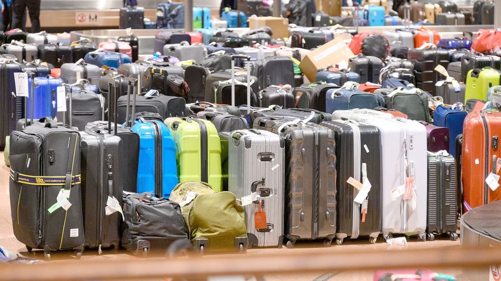 Die prekäre Gepäcksituation am Hamburger Flughafen kommt nicht zur Ruhe. Noch immer haben Hunderte Koffer nicht zurück zu ihrem Besitzer gefunden. Foto: dpa/Jonas Walzberg