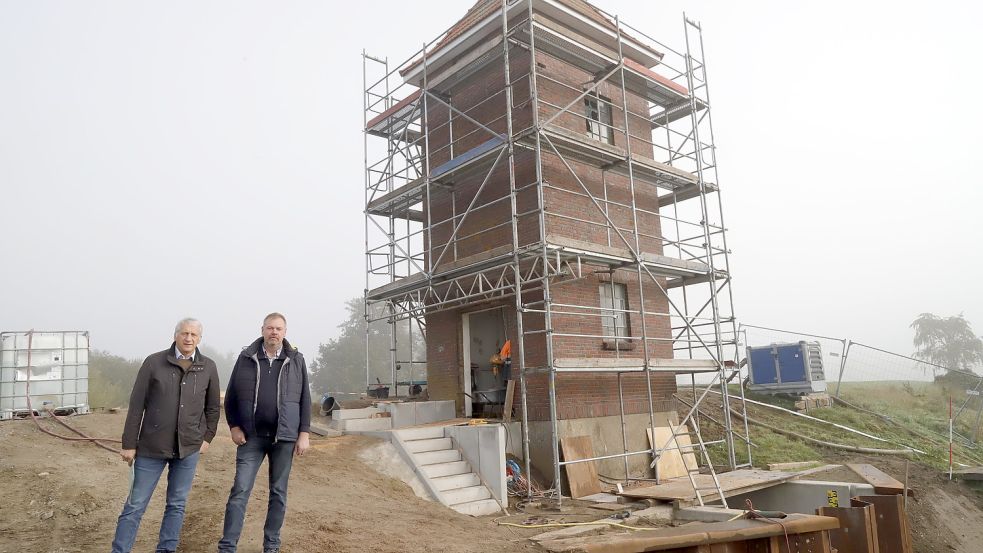 Geschäftsführer Martin Windhaus und Verbandsvorsteher Norbert Schulte von der Friesoyther Wasseracht sahen sich auf der Baustelle am Schöpfwerk Bibelte um. Foto: Passmann
