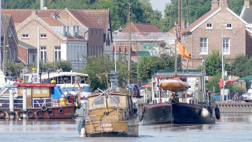 Traditionsschiffe, moderne Sportboote und die malerischen Kapitänshäuser am Hafen machen den besonderen Reiz des Hafens von Weener an, der jedes Jahr Urlauber und Tagestouristen in die Stadt lockt. Foto: OZ-Archiv