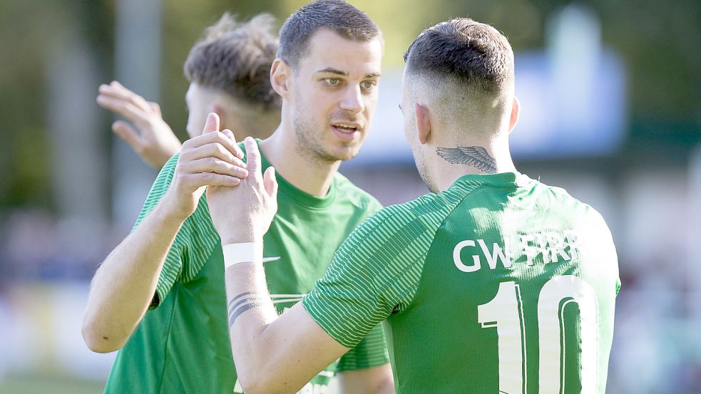 Michael Olbrys jubelt mit Manuel Suda über das 1:0. Foto: Doden/Emden
