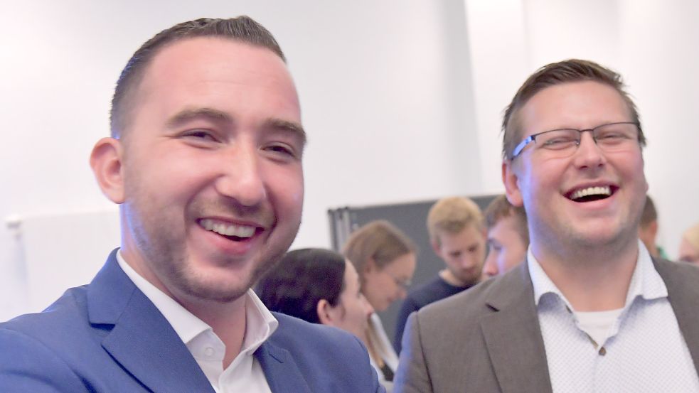 Gute Laune herrschte bei SPD-Politiker Nico Bloem (links) und Jens Völker (FDP). Während Bloem das Direktmandat im Wahlkreis 84 gewinnen konnte, schaffte Völker den Einzug in den Landtag nicht. Fotos. Ortgies