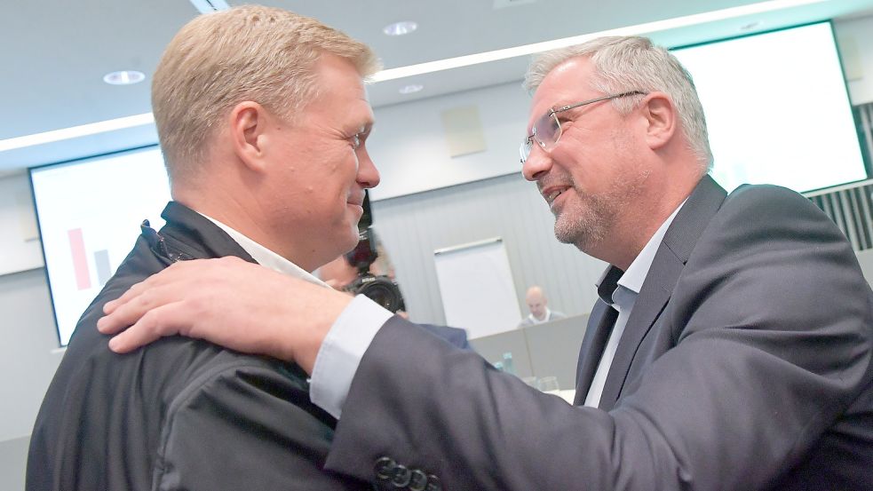 Faire Wahlkämpfer: Sascha Laaken (rechts) gratuliert Ulf Thiele zum Sieg im Wahlkreis 83. Foto: Ortgies