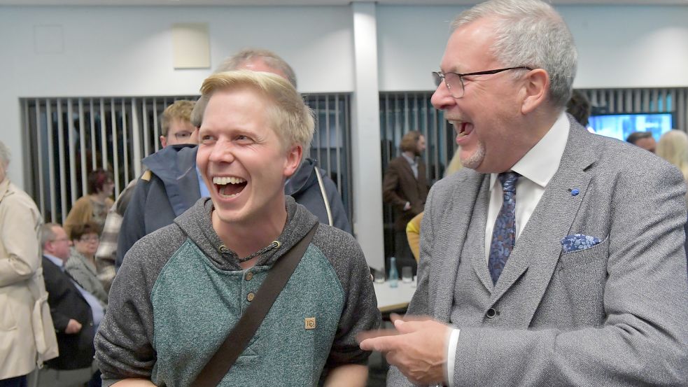 Echte Freude und Galgenhumor: Lüder Müller (links, Grüne) freute sich über das gute Ergebnis seiner Partei. FDP-Kreischef Carl Friedrich Brüggemann ließ sich trotz Wahlschlappe das Lachen nicht nehmen. Foto: Ortgies