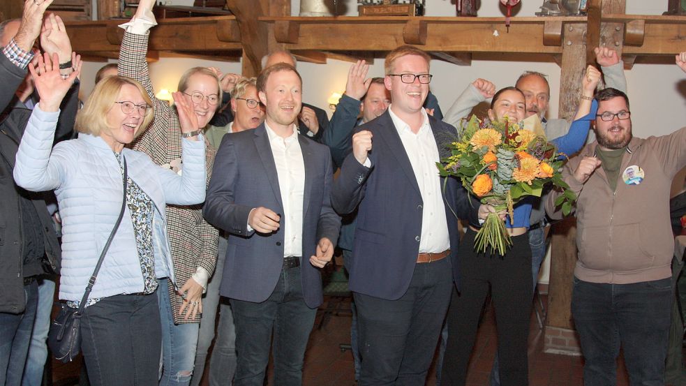 Jubel bei der CDU im Wahlkreis Cloppenburg-Nord: Lukas Reinken, vorne mit Blumenstrauß, gewann das Direktmandat. Im Heimathaus in Bösel wurde der Erfolg gefeiert. Allerdings war die Stimmung angesichts des Gesamtergebnisses der Christdemokraten im Land eher schlecht. Die Enttäuschung überwog. Foto: Passmann