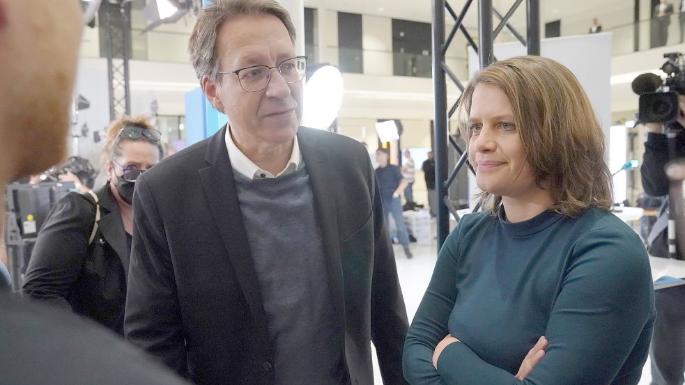 Stefan Birkner, Spitzenkandidat der FDP, und Julia Willie Hamburg, Spitzenkandidatin der Grünen, beantworten Fragen bei einem TV-Interview im Landtag. Foto: Brandt/DPA