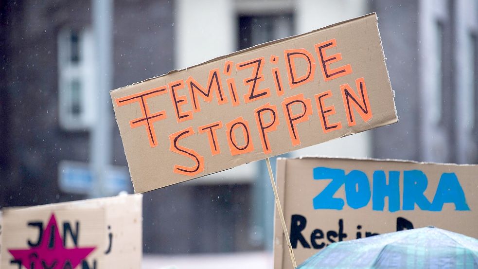 Immer wieder fordern Frauenrechtlerinnen mehr gegen Gewalt an Frauen zu unternehmen. Hier ein Foto von einer Demo in Berlin. Foto: Gateau/dpa