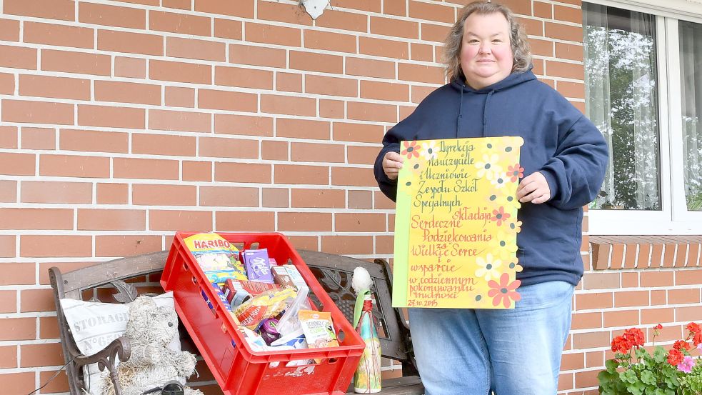 Stefanie Wellens vom Sozial-Ehrenamtlichen Verein freut sich auch über private Spenden. Eine volle Lebensmittelkiste wurde beim Vereinshaus abgestellt. Der Verein bekommt auch Selbstgebasteltes als Dank zurück. Foto: Scherzer