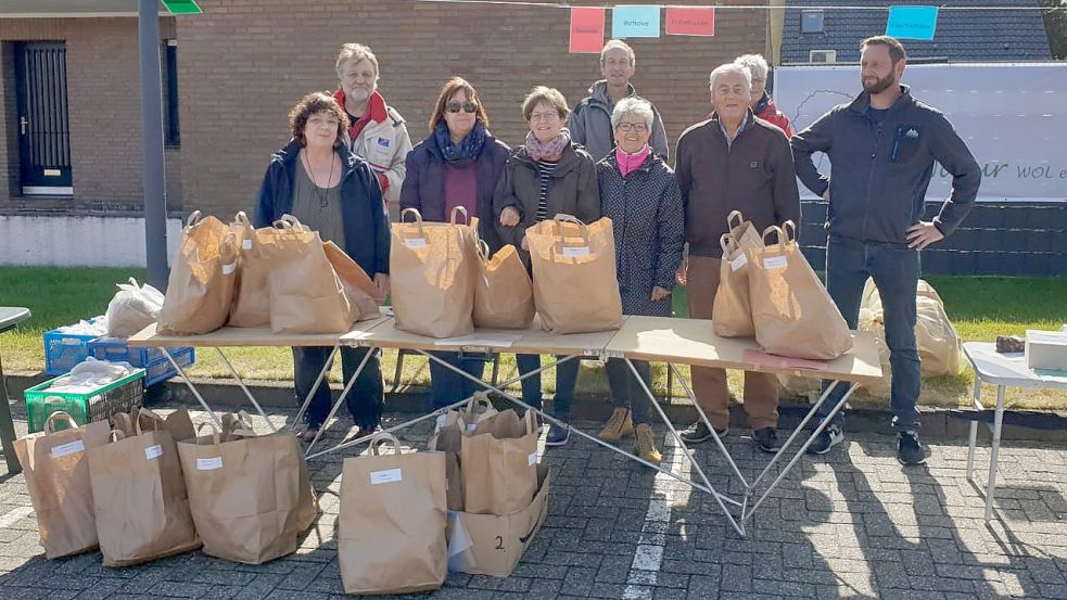 Vereinsmitglieder warten auf den großen Ansturm – rund 1.200 kleinere Tüten mit 11 verschiedenen Zwiebelsorten wurden in über 100 große Tragetaschen verpackt. Foto: Privat