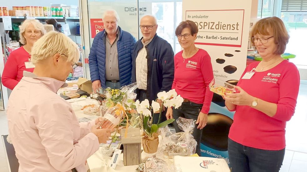 Zahlreiche Besucher nutzten am Informationsstand des Hospizdienstes in Ramsloh die Möglichkeit, sich über die Arbeit zu informieren. Ganz nebenbei konnte man bei einer Tombola etwas gewinnen. Foto: Passmann