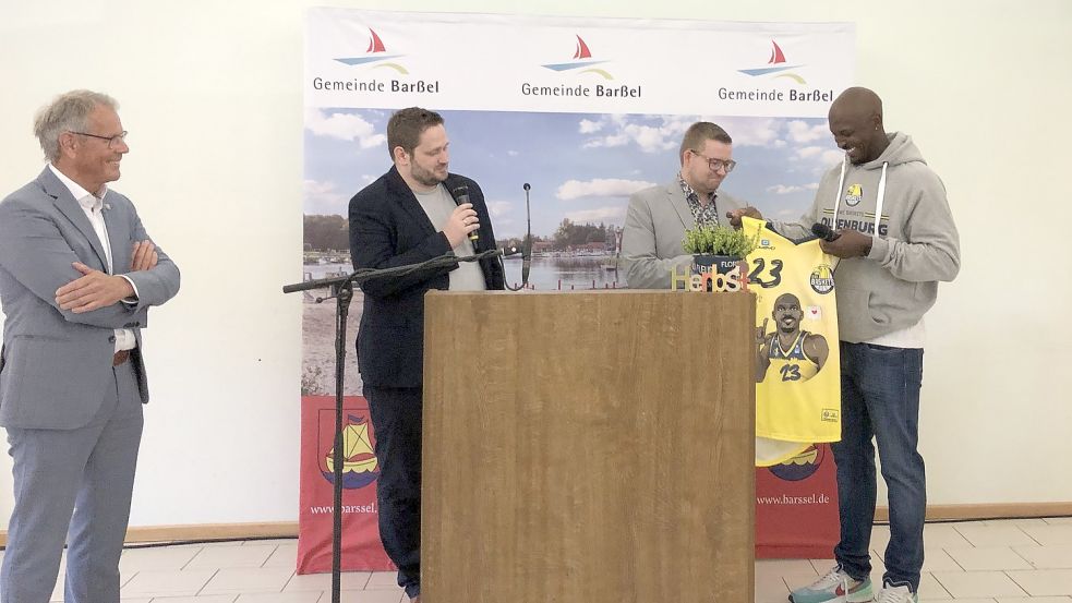 Rickey Paulding überreicht ein Trikot an Bürgermeister Nils Anhuth. Foto: Kruse