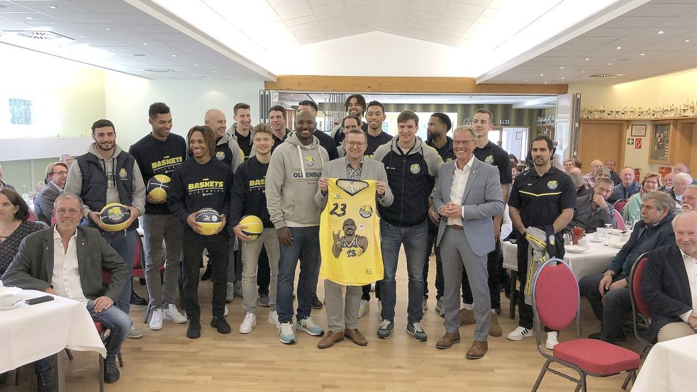 Überraschung gelungen: Die EWE Baskets aus Oldenburg mit (vorne von links) Rickey Paulding, Bürgermeister Nils Anhuth, Trainer Pedro Calles und Festredner Hermann Schüller beim Herbstempfang in Harkebrügge. Foto: Kruse