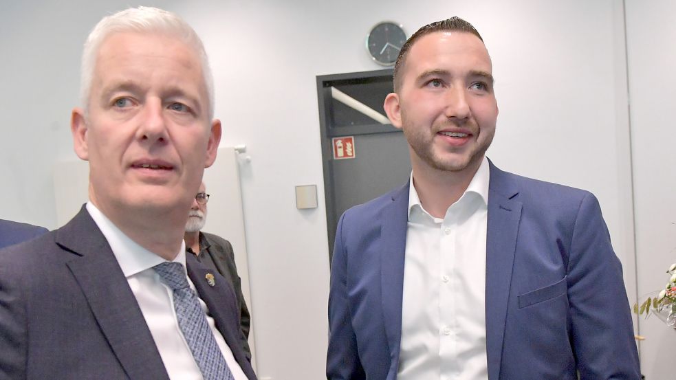 Landrat Matthias Groote (links) verfolgte mit seinem Parteigenossen Nico Bloem den Wahlverlauf. Foto: Ortgies