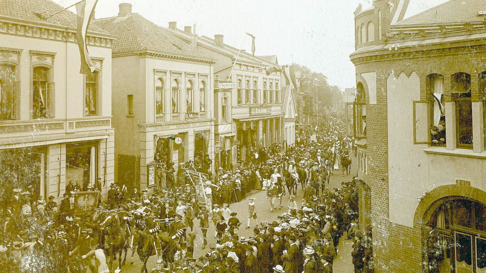 •Unser Foto zeigt den historischen Umzug von 1907, der zur „400. Wiederkehr“ des Gallimarktes stattfand. Berittene Fanfarenbläser (links) kündigten Graf Edzard, den Großen, an. Bei dem Umzug traten zum ersten Mal zwei Herolde auf, die den Gallimarkt mit dem Spruch „Radeau, Radeau, raditjes doe . . .“ ausriefen. Sie sind rechts hinter dem Fanfarenzug zu sehen. Foto: Stadtarchiv Leer