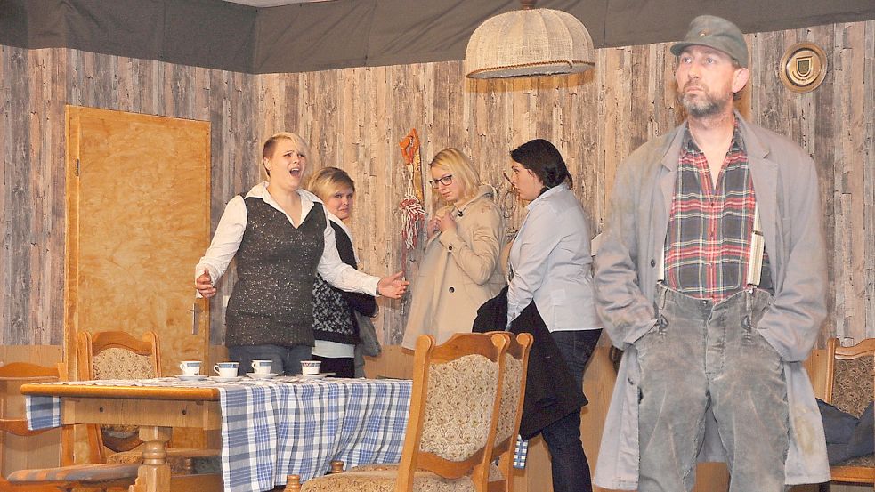 Die Theatergruppe Jemgum zeigt ein Stück. Foto: Wolters/Archiv